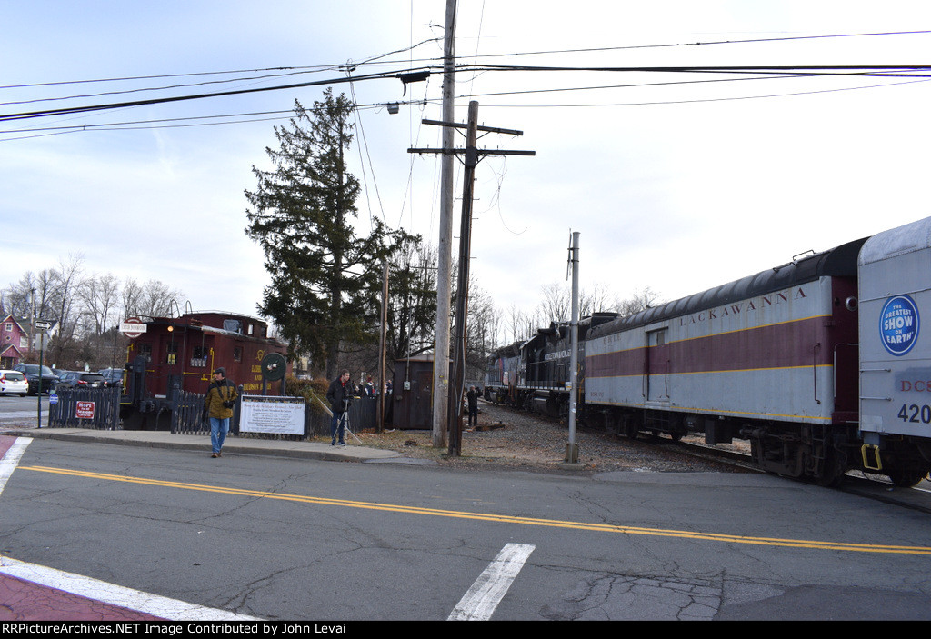 Erie Lackawanna Power Car in the consist just as the train crosses South St 